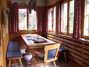 韦尔比耶Arche de Noé B&B的客房设有木桌、椅子和窗户。