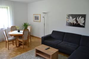 布鲁尼科Apartment Lukas Huber的客厅配有沙发和桌子