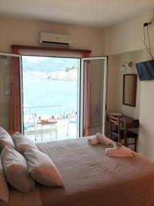 加拉塔斯Hotel Papasotiriou的一间卧室设有一张大床,享有海景