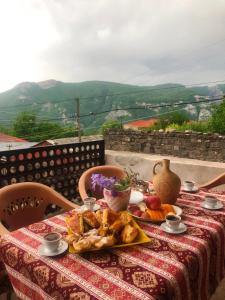 HalidzorSyunyats guest house的一张桌子上放着一盘食物