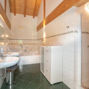 魏森湖Villa Ruah的浴室配有盥洗盆、卫生间和浴缸。