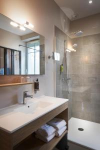 Margès夏龙桥餐厅酒店的一间带水槽和淋浴的浴室