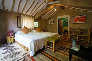阿格兹豪拉绿洲山林小屋的一间卧室,配有两张床