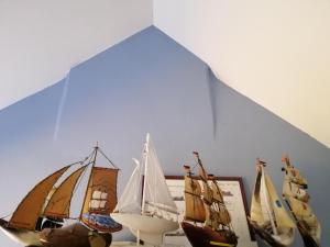 兹瓦尔姆约翰之旅馆的一组模型船在架子上展示