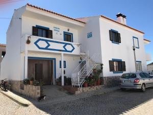 卡拉帕泰拉Casa Da Estela的前面有一辆汽车停放的白色房子