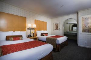 门洛帕克门洛公园旅馆的酒店客房带两张床和一间浴室