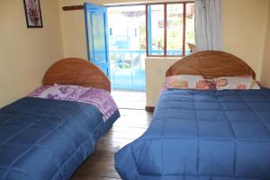 奥兰太坦波拉斯珀尔特达斯旅馆的两张睡床彼此相邻,位于一个房间里