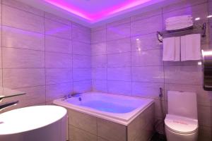 新竹-紫晶彩绘汽车旅馆的一间浴室
