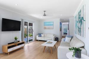 埃尔利海滩Whitsunday Palms by HamoRent的客厅配有白色沙发和电视