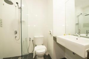 珍南海滩切南兰卡威纳迪亚斯酒店的浴室配有卫生间、盥洗盆和淋浴。