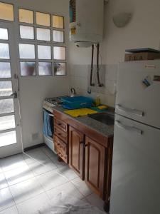 拉里奥哈Departamento Centro的厨房配有白色冰箱和水槽