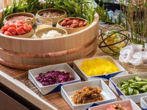 札幌普樂美雅飯店 -CABIN- 札幌 (Premier Hotel -CABIN- Sapporo)的桌子上放着各种食物的碗