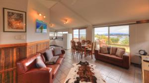Alonnah布鲁尼岛假日探索公寓的客厅设有真皮沙发和美景桌子