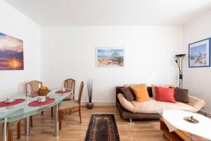 维也纳Vienna 1030 Apartment的客厅配有沙发和桌子