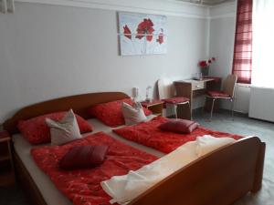 摩拉瓦托普利采塔拉旅馆的一间卧室配有一张带红色枕头的大床