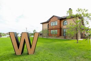 VishenkiWISH Aqua&SPA Resort的草上带有圆点标志的房子