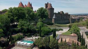 卡尔卡松Hôtel du Château & Spa - Teritoria的城堡空中景观和游泳池