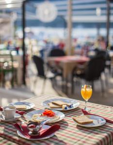 科米扎Seafront rooms Koluna的餐桌,盘子和一杯橙汁