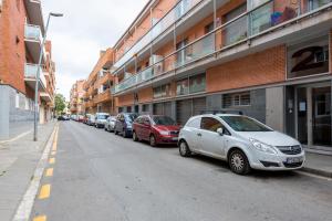 科尔内拉德罗布雷加特科尼尔拉鲁斯公寓的停在街道边的一排汽车