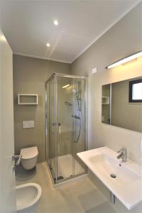 卡沃马来尔巴酒店的带淋浴、盥洗盆和卫生间的浴室