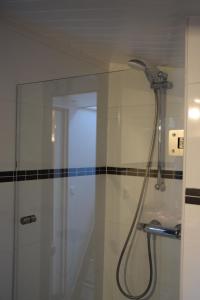 鹿特丹Boathotel Rotterdam Anna的浴室内配有淋浴和头顶淋浴