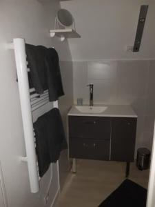 瑟堡CHE F2 Face SWEET HOME wifi的一间带水槽和水槽的小浴室