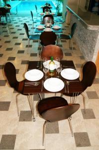 萨利纳斯马尔凡图II号酒店的餐厅内带桌椅的用餐室
