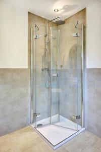 梅舍德Pension Haus am Einberg的浴室里设有玻璃门淋浴
