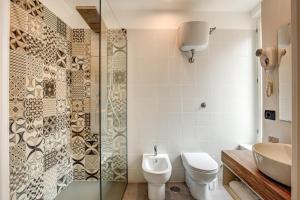 罗马国王酒店的浴室配有卫生间、盥洗盆和淋浴。