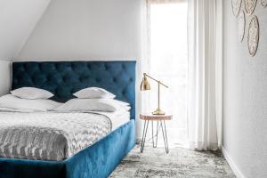 扎科帕内奥尔加别墅酒店的卧室内的蓝色床头板