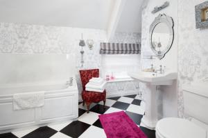阿尼克Coach House B & B的浴室铺有黑白格子地板。