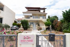阿特米达Rose's House (Near Airport)的前面有玫瑰花房标志的房子