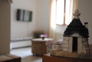 塞尔瓦迪法萨诺A Casa di Kri的坐在桌子顶上的玩具屋