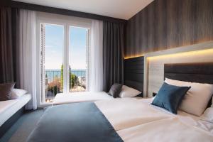 伊佐拉Dependences - San Simon Resort的酒店客房设有两张床和大窗户。