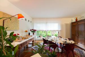法诺L'Angolo di Lore B&B的一间带长桌和椅子的用餐室