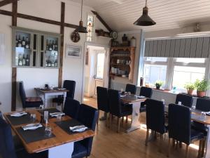 FenitWestend Bar & Restaurant的用餐室配有木桌和黑色椅子