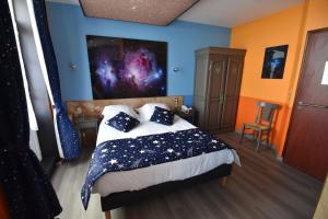 勒特雷波尔加来酒店的一间卧室配有一张蓝色墙壁的床