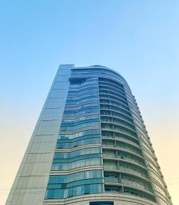 第聂伯罗Most City Riverview的一座高大的玻璃建筑,背后是蓝天