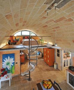 斯蓬加诺卡福格丽优维度假屋的房屋内的一个房间,设有螺旋楼梯