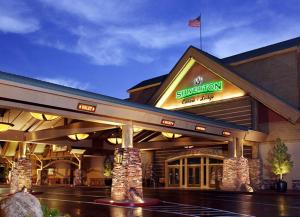 拉斯维加斯Silverton Casino Lodge - Newly Renovated的一座标有酒店标志的建筑