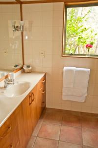 陶波威凯珀旅馆的一间带水槽和窗户的浴室