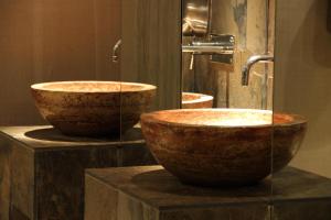 桑坦德奇凯酒店的浴室内一个柜台上的两个棕色碗