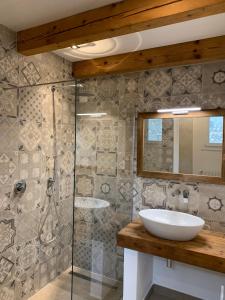 代森扎诺-德尔加达Casa La Margherita的一间带水槽和淋浴的浴室