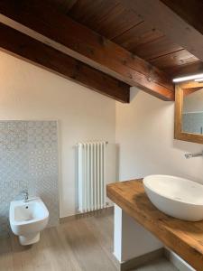 代森扎诺-德尔加达Casa La Margherita的一间带水槽、卫生间和镜子的浴室
