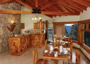 圣卡洛斯-德巴里洛切图斯德尔纳韦尔公寓的一间厨房,内设木制橱柜和桌子