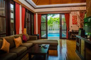 湄南海滩Kirikayan Residences Koh Samui的带沙发和电视的客厅