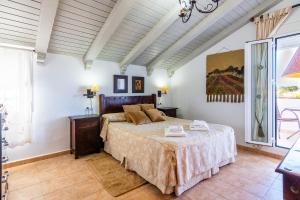 科尼尔-德拉弗龙特拉Villas Dehesa Roche Viejo的一间卧室,卧室内配有一张大床