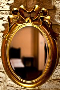 希拉科Stavraetos的石墙上带金框的镜子