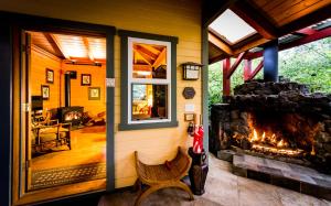 沃尔卡诺Volcano Mist Cottage的带壁炉的客厅。