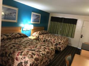 托纳万达蓝色瀑布汽车旅馆的酒店客房设有两张床和一张桌子。
